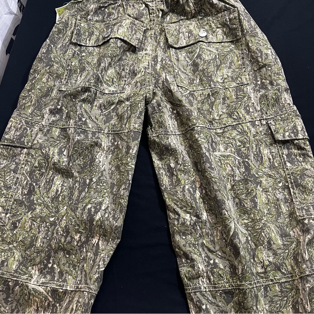 Almost Famous Green Camouflage Cargo Pants size 28 Waist Stretch - Picture 9 of 12